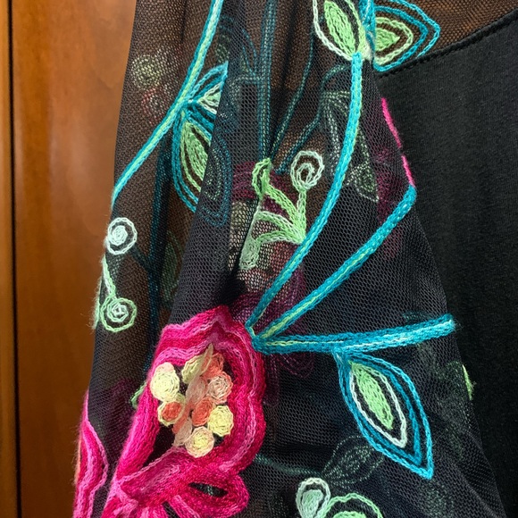 Kim & Cami black short sleeve top with embroidered flare sleeves. Size large. - Picture 3 of 6